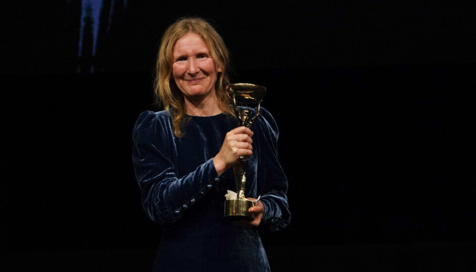 49-årige Samantha Harvey er modtageren af denne års Booker Prize. Tirsdag aften takkede hun for hæderen under en prisuddeling i London.