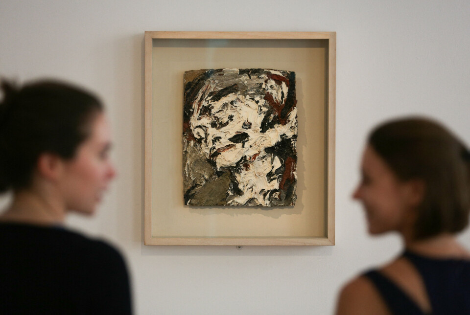 Maleren Frank Auerbach blev ved med at male figurativt i en periode, hvor abstrakt kunst ellers var det sidste nye skrig. Mandag sov han som 93-årig stille ind i sit hjem i London. (Arkivfoto).