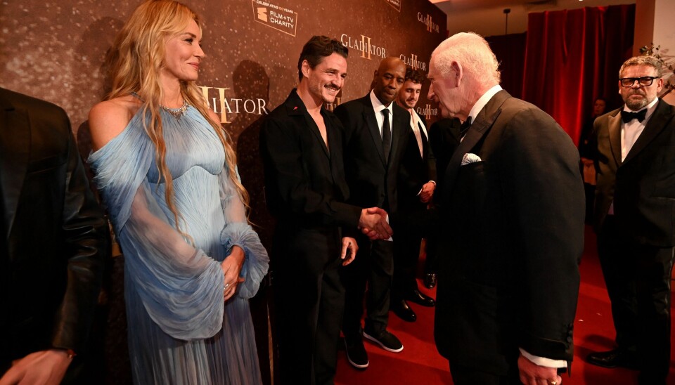 Kong Charles hilser på Pedro Pascal og Connie Nielsen fra den nye 'Gladiator'-film.