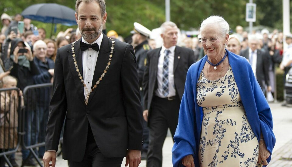 Borgmester Jacob Bundsgaard modtog Dronningen selvfølgelig iklædt borgmesterkæde.