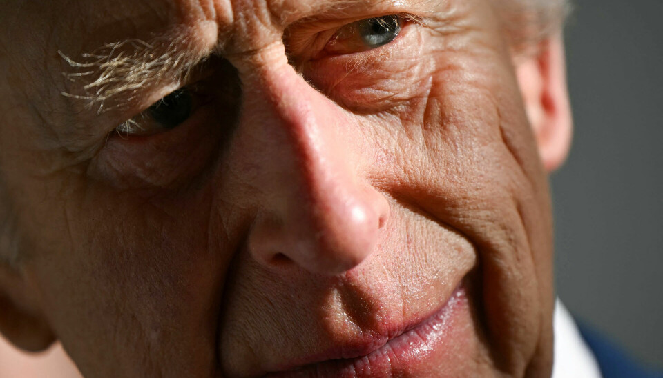 Charles var synligt rørt over sin kones medvirken i et dokumentarprogram om hustruvold i hjemmet i Storbritannien.