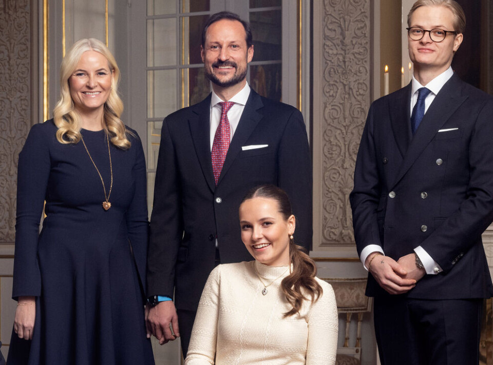 Marius Borg Høiby ses her sammen med sin mor kronprinsesse Mette-Marit, sin 'papfar' kronprins Haakon og sin halsøster prinsesse Ingrid Alexandra.