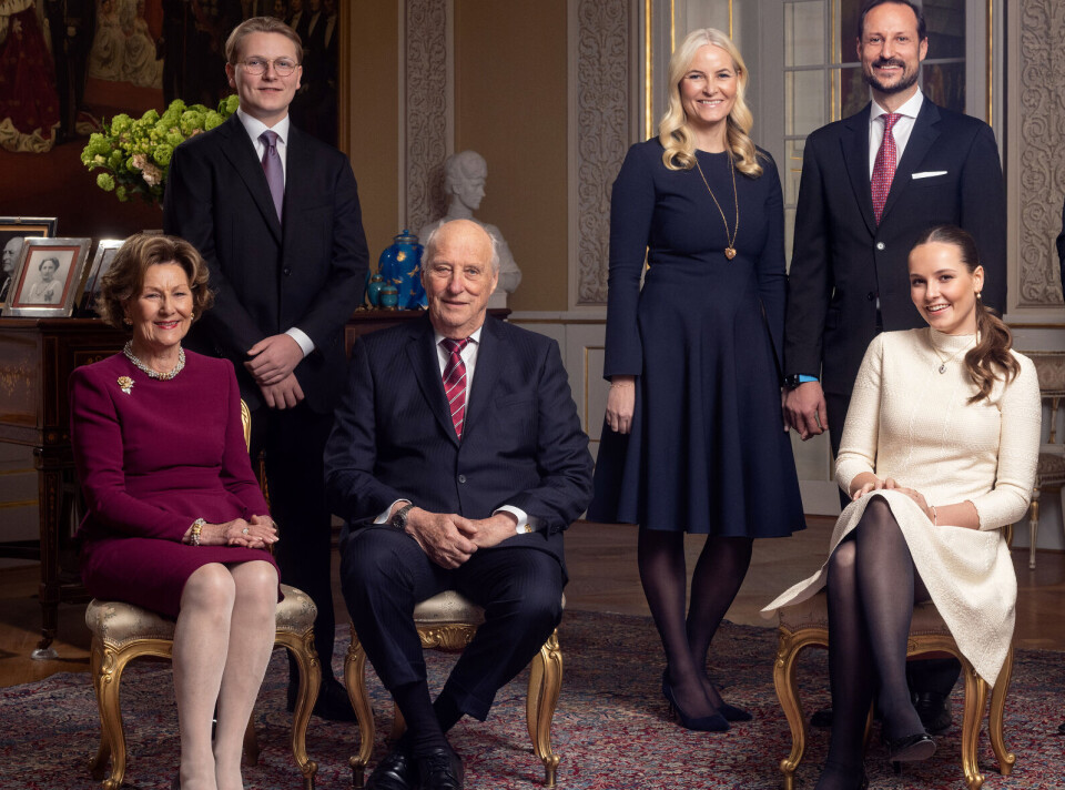 Det norske kongepar ses her sammen med kronprins Haakon og kronprinsesse Mette-Marit samt 21-årige prinsesse Ingrid Alexandra og 19-årige prins Sverre Magnus.