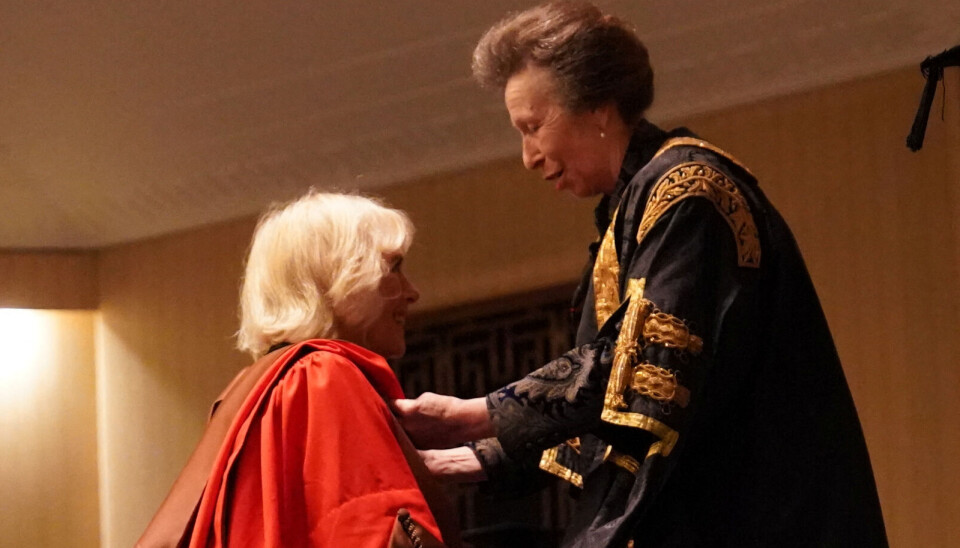 Dronning Camilla og prinsesse Anne ses her ved onsdagens ceremoni på University of London