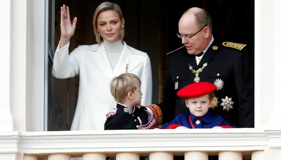 Fyrst Albert og fyrstinde Charlene ses her med deres nu seksårige tvillinger prinsesse Gabriella og prins Jacques.
