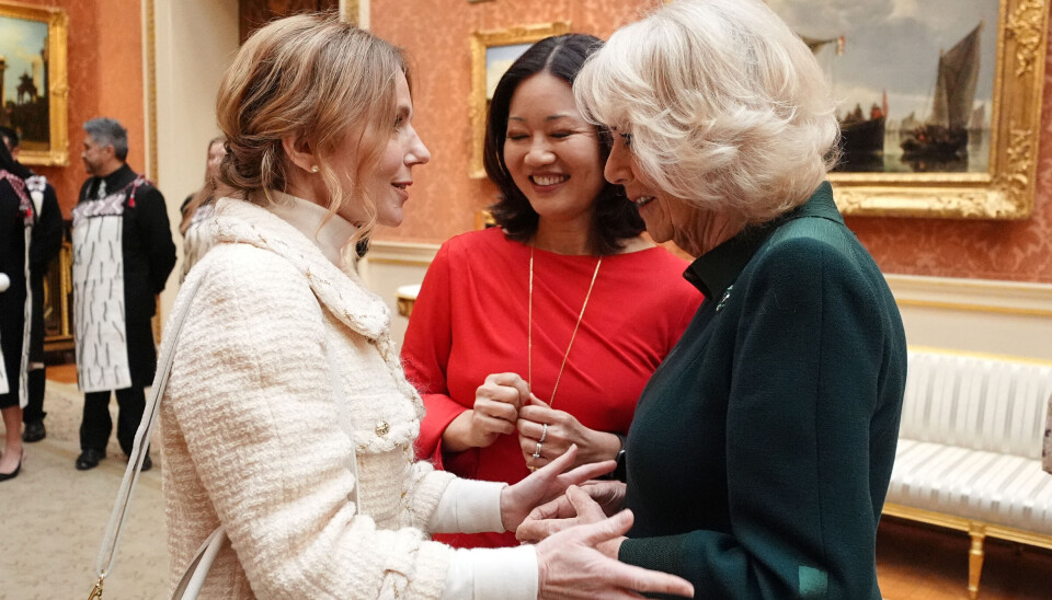Dronning Camilla byder Geri Halliwell-Horner velkommen på paladset