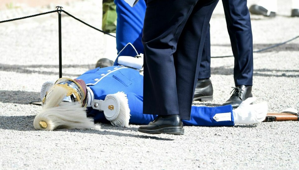 To vagter besvimede lørdag umiddelbart før prins Julians dåb i Drottningholms slotskirke i Sverige.