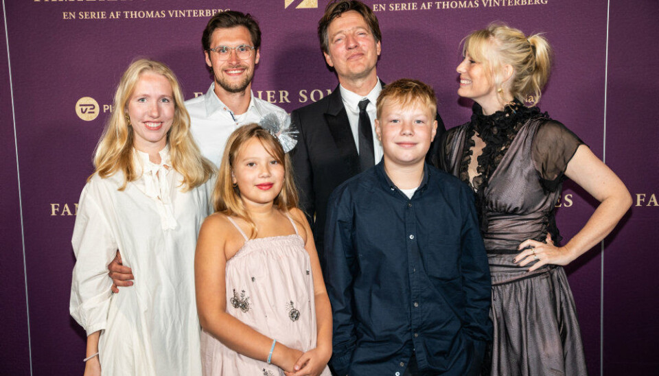 Helene Reingaard Neumann til gallapremieren på 'Familier som vores' med sin egen familie: manden Thomas Vinterberg, parrets børn Lily og Albert, Thomas Vinterbergs datter Nanna og hendes kæreste, Alexander. (Arkivfoto). - Foto: Emil Nicolai Helms/Ritzau ScanpixHelene Reingaard Neumann til gallapremieren på 'Familier som vores' med sin egen familie: manden Thomas Vinterberg, parrets børn Lily og Albert, Thomas Vinterbergs datter Nanna og hendes kæreste, Alexander.