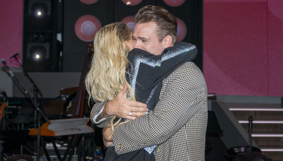 Silas og Anna i varm omfavnelse efter finalen i 'Vild med Dans'.
