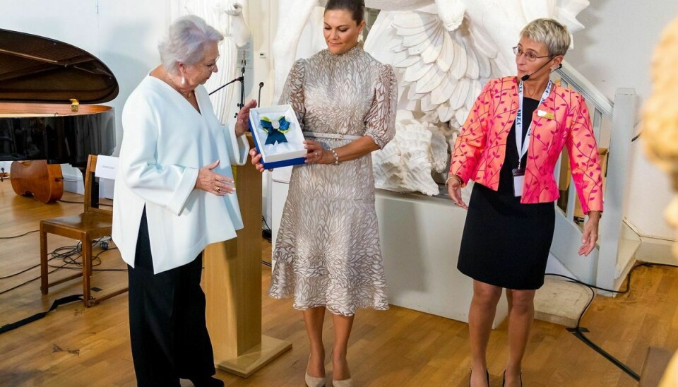 Kronprinsesse får prisen som 'Årets Svenske Kvinde 2021' overrakt af sin faster, prinsesse Christina. Til højre er det Suzanne Southard, der er præsident for SWEA International.