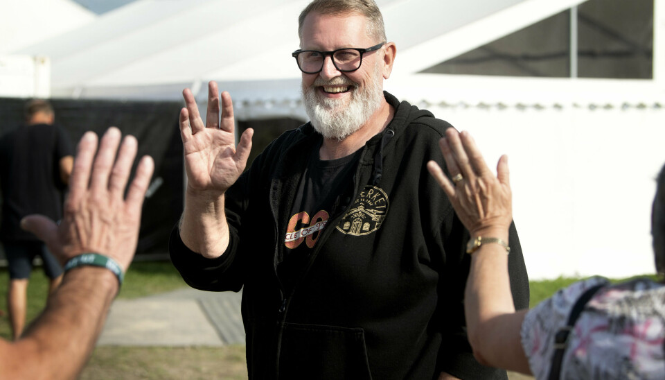 Alex Nyborg Madsen har indsamlet 400.000 kroner, som var målet. - Løn er ikke en del af det, siger den 64-årige musikformidler til fagbladet Journalisten.