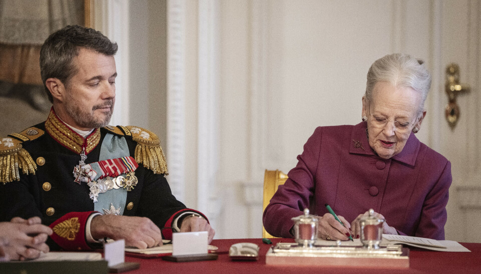 Dronning Margrethe underskriver erklæring om abdikation i Statsrådet på Christiansborg Slot i København søndag den 14. januar 2024.