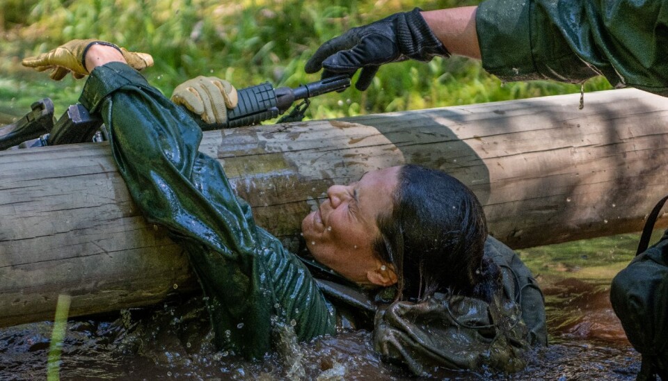 Victoria ses her i det våde element under en øvelse med det svenske forsvar.