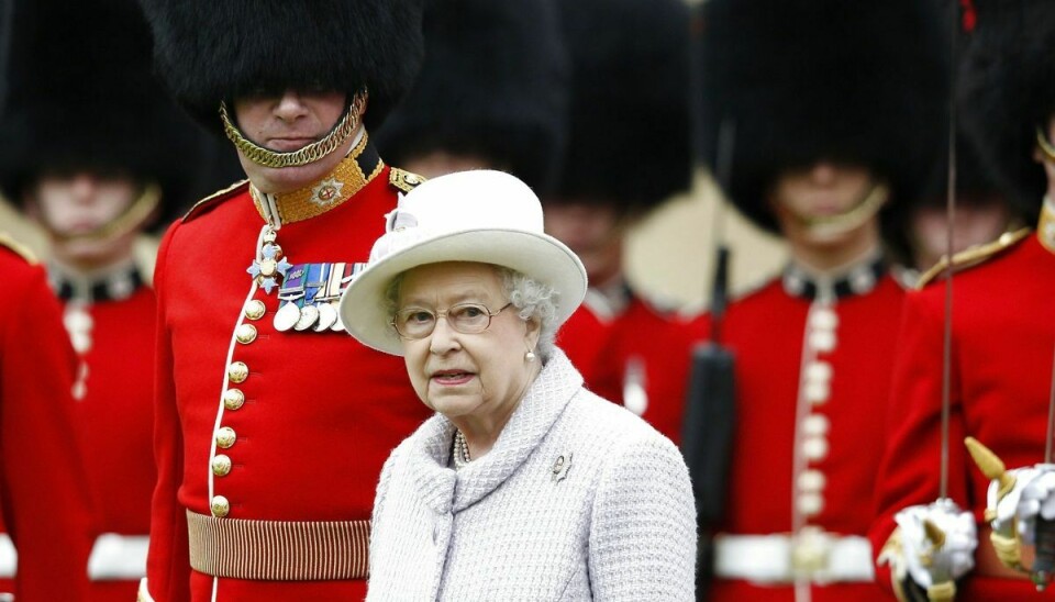 Dronning Elizabeth ses her sammen med soldater fra sit vagtkorps The Coldstream Guards, der er blevet ramt af en sex-skandale.