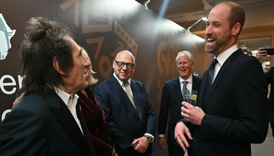 Prins William ses her i samtale med Ronnie Wood (tv) og Mark Knopfler (i midten) ved Tusk Awards i London onsdag aften.