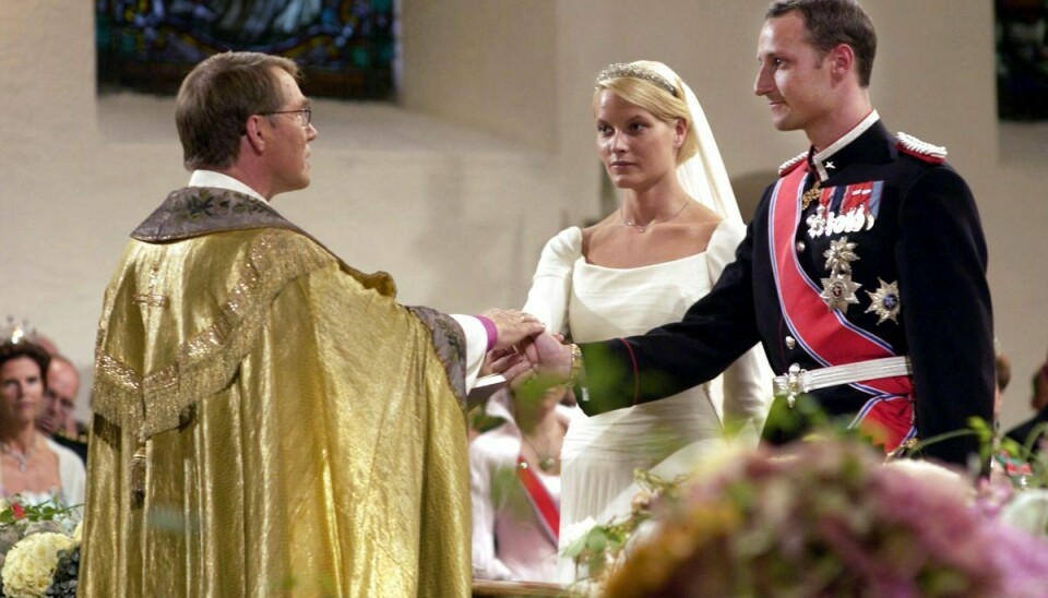 I dag onsdag den 25. august er det 20 år siden, kronprins Haakon af Norge og kronprinsesse Mette-Marit gav hinanden deres ja i Olso domkirke. Vielsen blev foretaget af biskop Gunnar Stalsett. Foto: POOL/SCANPIX NORDFOTO 2001)