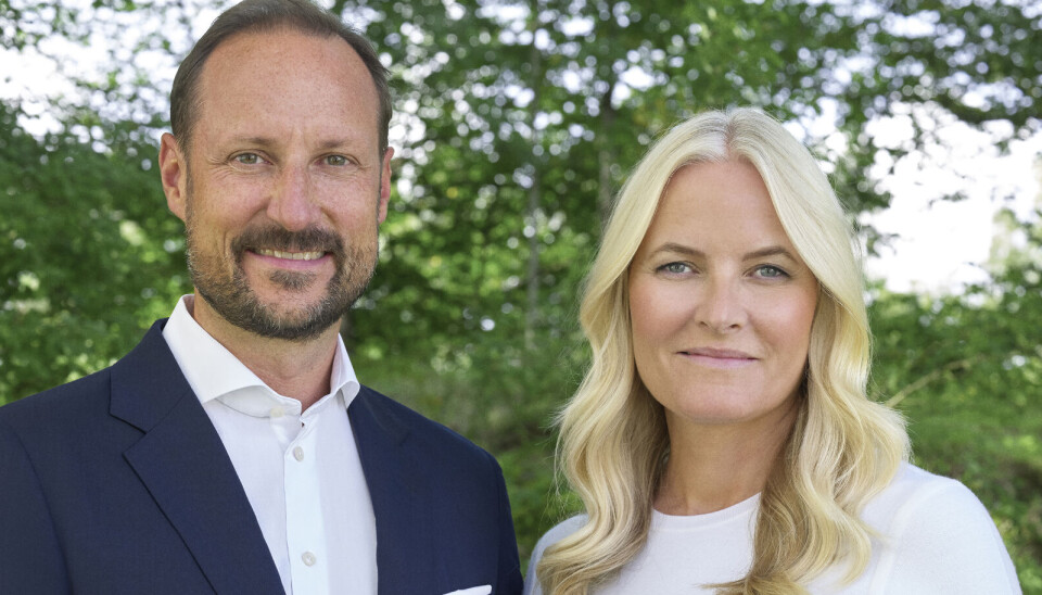 Det norske kronprinspar har været igennem et barskt efterår. Alligevel viser de nu overskud og inviterer til julefest på slottet i Oslo.