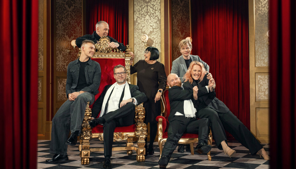 Fra venstre ses influencer Fredrik Trudslev, rapper Liam O'Connor, stormester Lasse Rimmer, Bagedyst-deltager Rosa Kildahl, komiker Mark Le Fêvre, tv-vært Clement Kjersgaard og skuespiller Ditte Hansen. (PR-foto).