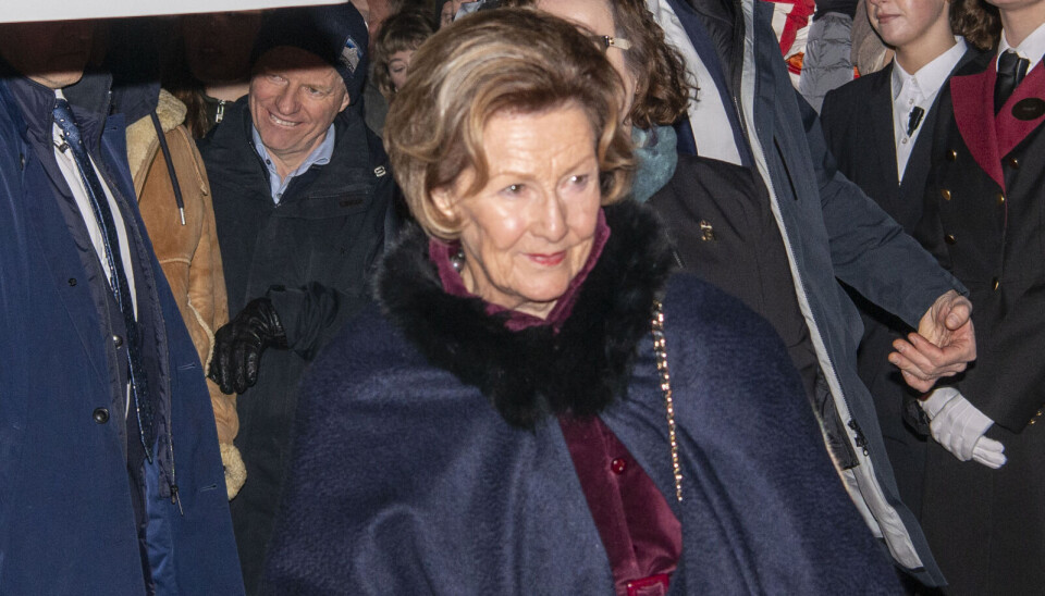 Dronning Sonja var den 30. november på besøg i København, hvor hun overværede repremieren Nøddeknækkeren, som hendes nære veninde dronning Margrethe har lavet scenografi og kostumer til.