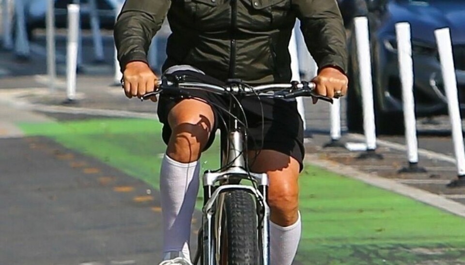 'Strømeren fra børnehaveklassen' var iført lange knæstrømper, da han tog sig en cykeltur på Venice Beach i Los Angeles, USA.