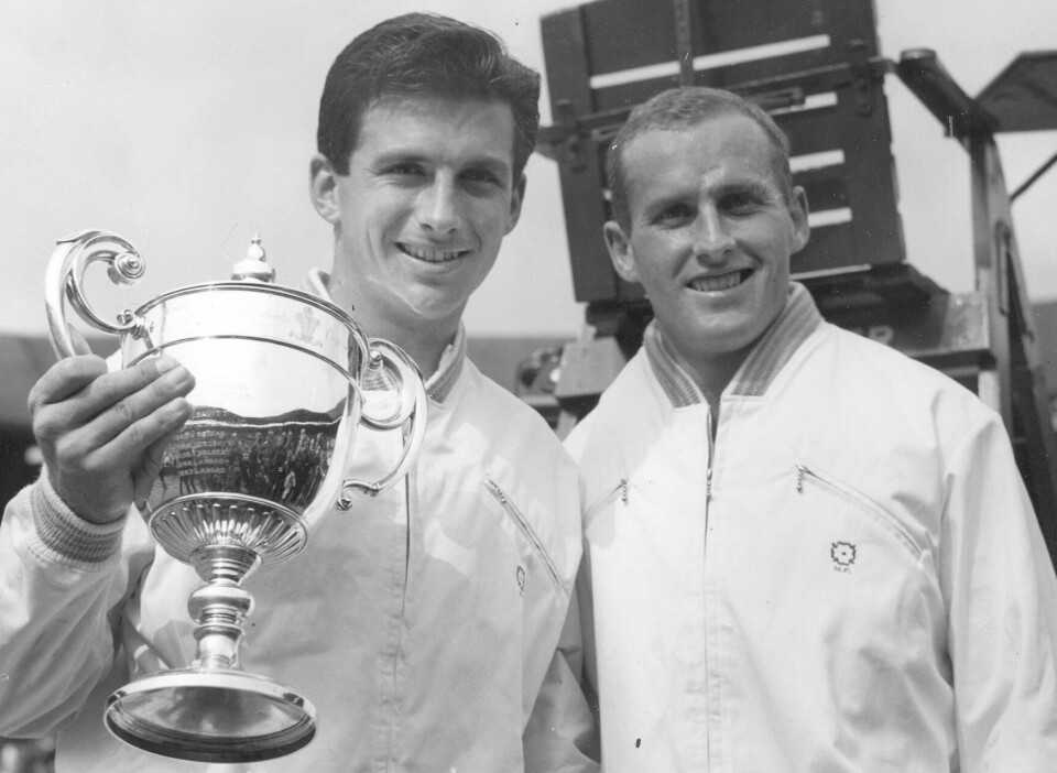 Ashley Cooper poserer sammen med Neale Fraser (til højre) efter at have vundet herresinglerækken i Wimbledon i 1958.