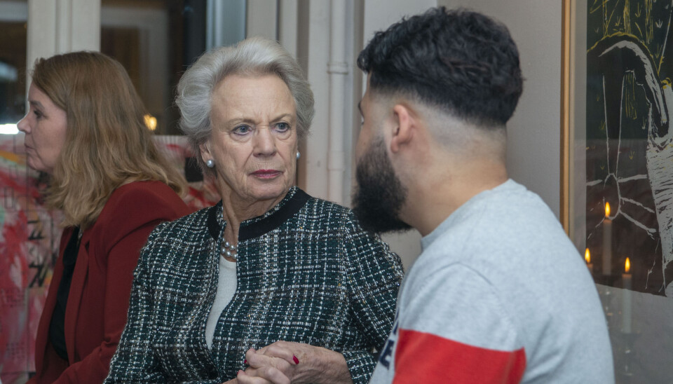 Prinsesse Benedikte gav sig tid til at tale med en af de hjemløse på Hellebro.