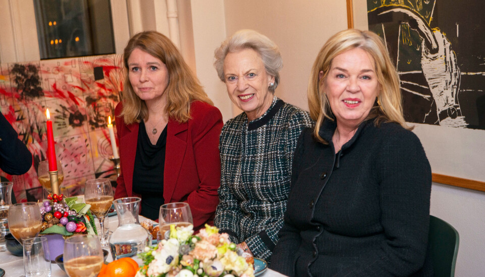 Ved julebordet var Benedikte flankeret af Pia Allerslev fra bestyrelsen og stifter Eva Riedel