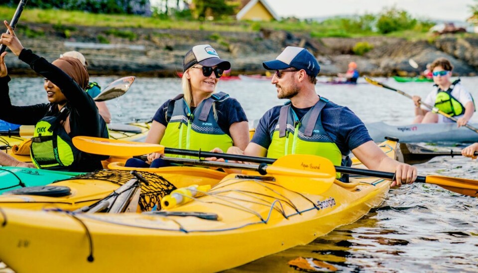 Denne sommer deltog kronprinsesse Mette-Marit og kronprins Haakon i en kajaktur på Oslofjorden sammen med norske unge. Det gjorde parret for at markere unges brug af naturen under coronapandemien. Netop fysisk udfoldelse i naturen holder Mette-Marit af trods hendes nedsatte helbred. (Arkivfoto)