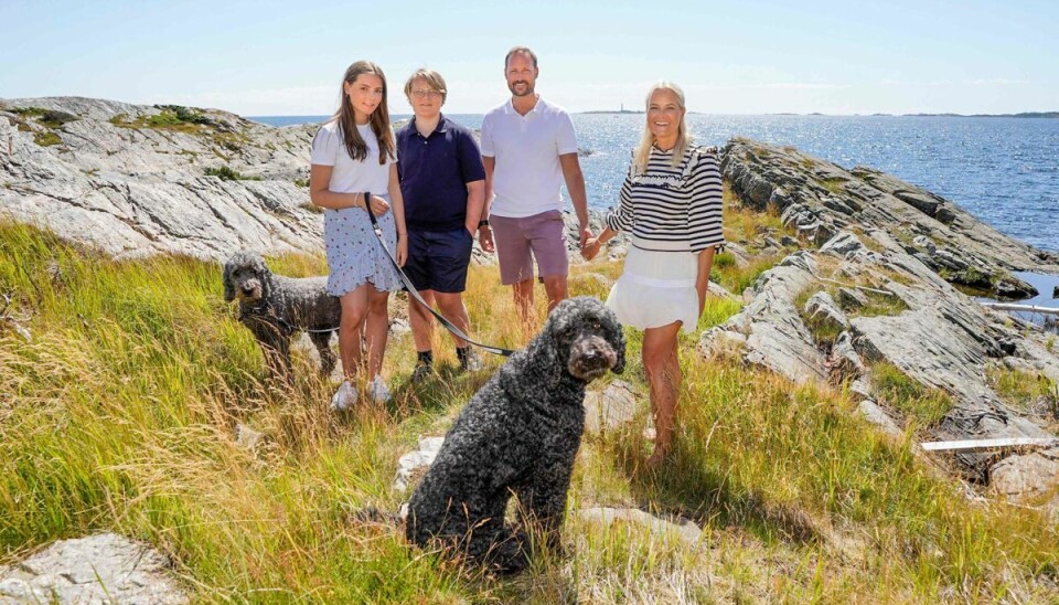 Ifølge det norske kongehus er friluftsliv, træning, skiløb, film, teater og litteratur blandt Mette-Marits foretrukne fritidsinteresser. Her ses hun og familien, der nyder en sommer i det norske landskab. Parret er forældre til prinsesse Ingrid Alexandra på 17 år og 15-årige prins Sverre Magnus. (Arkivfoto)