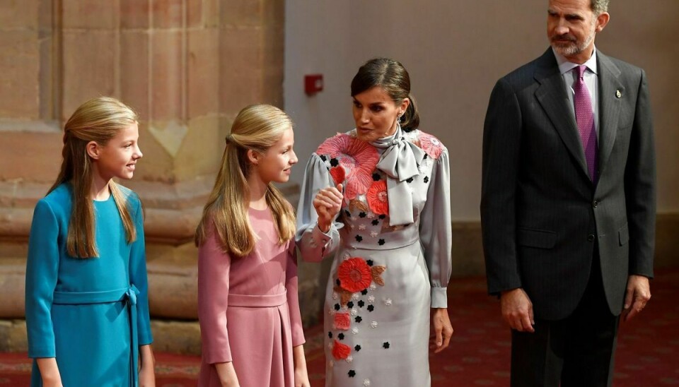 Kong Felipe ses her sammen med dronning Letizia og parrets to døtre, kronprinsesse Leonor (i pink) og prinsesse Sofia.