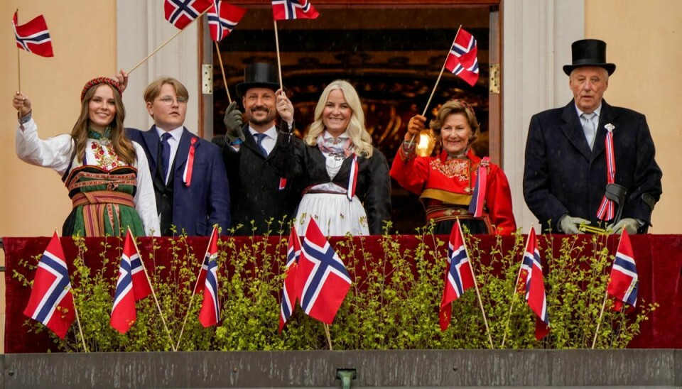 På den norske nationaldag den 17. maj samles hele den norske kongefamilie på balkonen på Det Kongelige Slott i Oslo. Kong Harald har i flere måneder arbejdet med nedsat tempo efter en hjerteoperation sidste år. Det betyder, at kronprins Haakon har fået mere at se til, mens Mette-Marit har støttet sin mand. (Arkivfoto)
