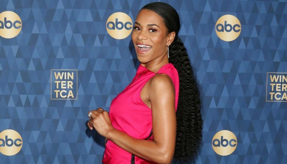 Kelly McCreary, der spiller lægen Maggie Pierce i kult-serien 'Greys hvide verden'. Kelly McCreary, der spiller lægen Maggie Pierce i kult-serien 'Greys hvide verden'.