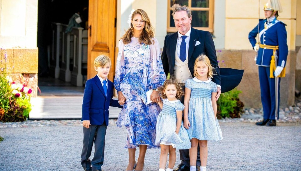 Prinsesse Madeleine ses her sammen med sin mand, Christopher O'Neill, samt parrets tre børn, fra venstre, seksårige prins Nicolas, prinsesse Adrienne på 3 år og syvårige prinsesse Leonore. Prinsesse Madeleine ses her sammen med sin mand, Christopher O'Neill, samt parrets tre børn, fra venstre, seksårige prins Nicolas, prinsesse Adrienne på 3 år og syvårige prinsesse Leonore.