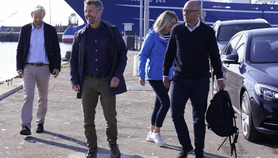 Kronprins Frederik og fiskeriminister Rasmus Prehn er med om bord på et fartøj, der mandag er stævnet ud fra havnen i Skagen for at registrere og mærke tunfisk.