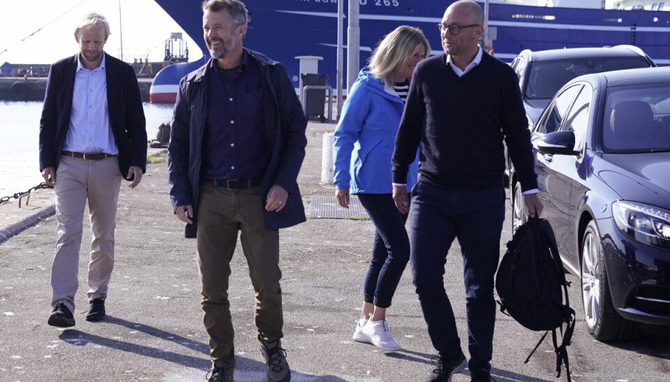 Kronprins Frederik og fiskeriminister Rasmus Prehn er med om bord på et fartøj, der mandag er stævnet ud fra havnen i Skagen for at registrere og mærke tunfisk.