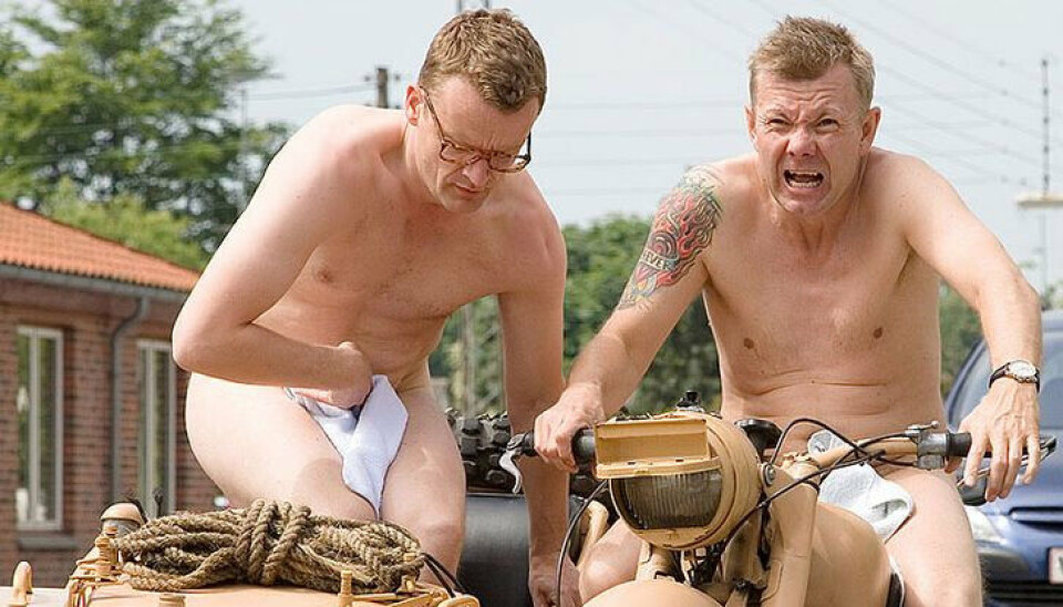 I 'Klovn' spiller Casper Christensen og Frank Hvam karikerede udgaver af sig selv. Serien gæstes løbende af en lang række kendisser, som optræder i såkaldte cameos, men ligesom Casper Christensen og Frank Hvam i karikerede versioner af sig selv.