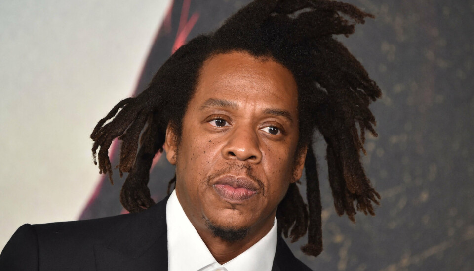 Den amerikanske rapper og producer Jay-Z er blevet hvirvlet ind i Sean 'Diddy' Combs' sagskompleks og står nu over for et civilt søgsmål om voldtægt af en 13-årig pige.