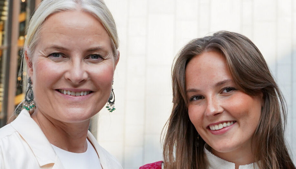 Kronprinsesse Mette-Marit og prinsesse Ingrid Alexandra gør fælles front, når de den 13. december besøger kronisk syge børn og unge på Drammen Sygehus.