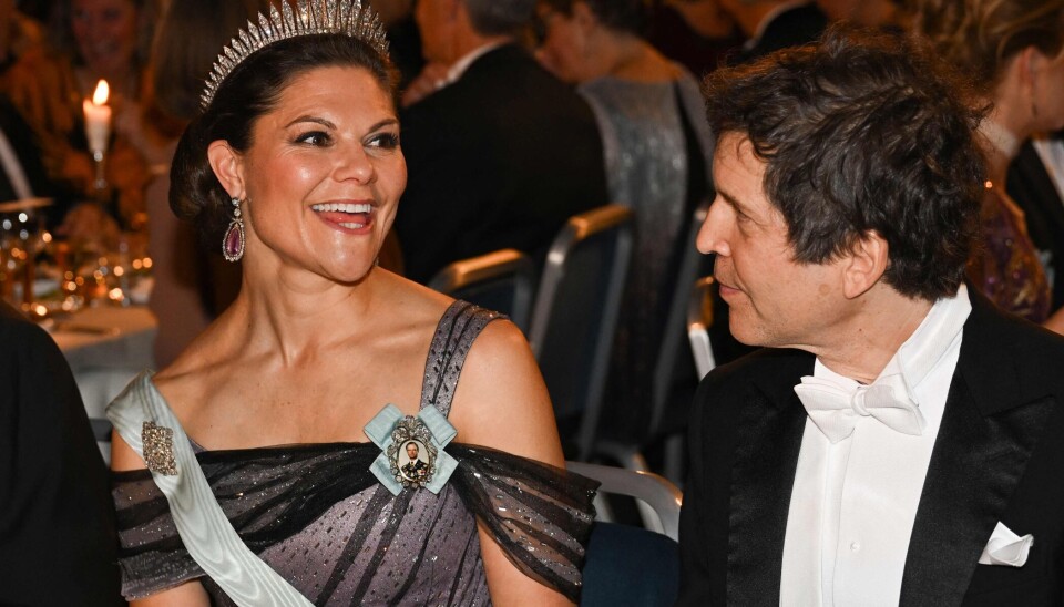 Kronprinsesse Victoria ses her - med det blå bånd over sine bare skulder - ved gallafesten i Stockholm tirsdag aften.
