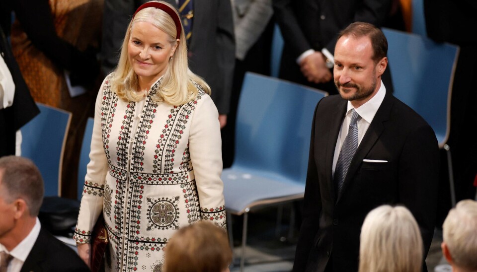 Kronprinsesse Mette-Marit ses her i sin Valentino-frakke som hun bar første gang helt tilbage i 2014.