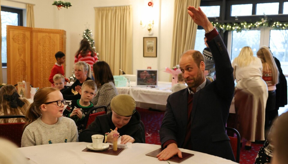 En prins William i julehumør ses her hygge sig med nogele af de deltagende børn ved arrangementet i Bulford tirsdag.
