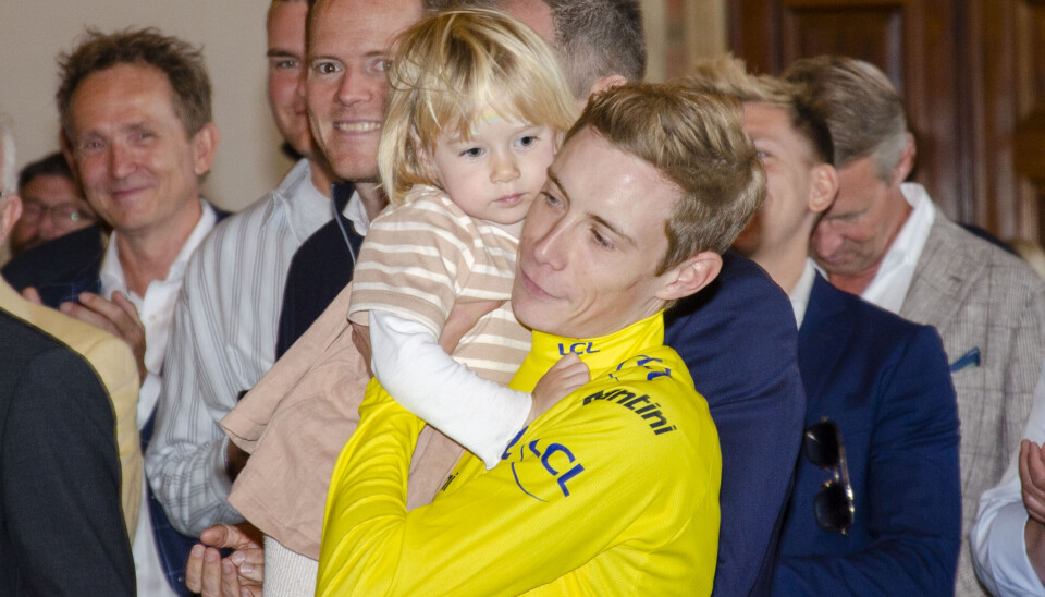 Jonas Vingegaard med datteren Frida. Dem får forældrene ikke set meget til.