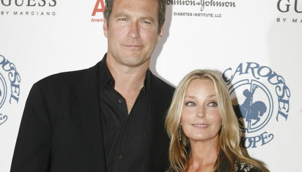 Bo Derek og John Corbett, hun er 64 år og han 60, har dannet par siden 2002. Nu har de endelig fået papir på hinanden.