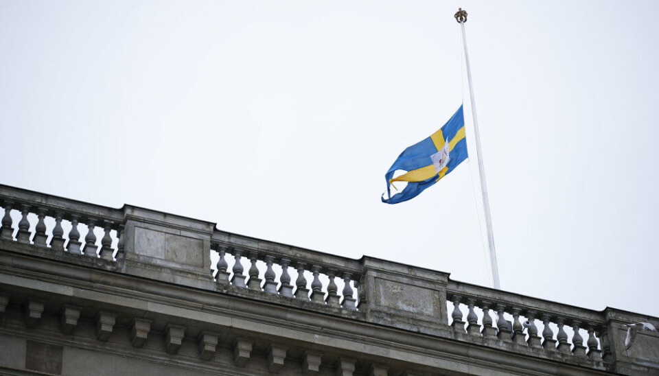 Der blev søndag eftermiddag flaget på halvt på Stockholms Slot, kongens officielle residens, i anledning af prinsesse Birgittas begravelse.