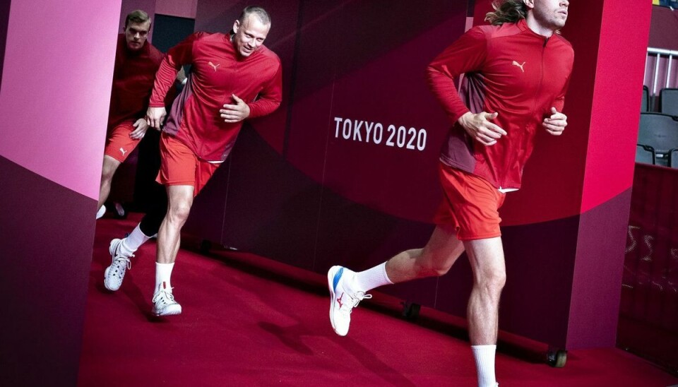 Mikkel Hansen og Morten Olsen løber på banen til håndboldkampen mellem Danmark-Japan på Yoyogi National Stadium i Tokyo den 24 juli 2021.