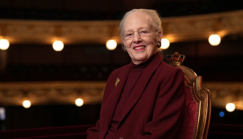 Dronning Margrethe ses her i kongelogen på Det Kongelige Teater