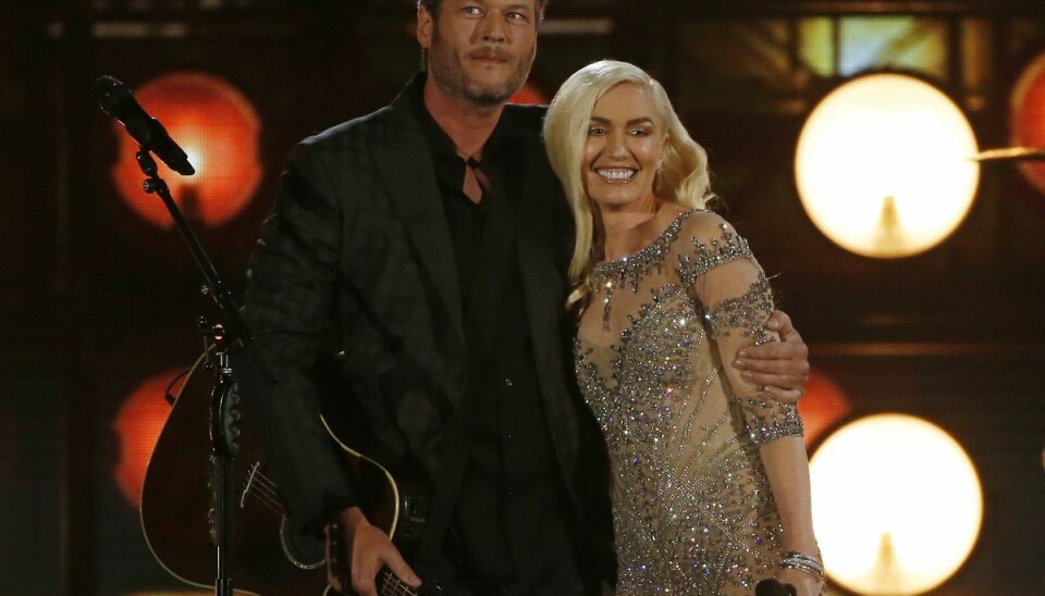 Gwen Stefani har photoshoppet sig selv ind på et billede af manden og erstattet sin eksmand med sin nuværende mand på et andet billede. Gwen Stefani har photoshoppet sig selv ind på et billede af manden og erstattet sin eksmand med sin nuværende mand på et andet billede.