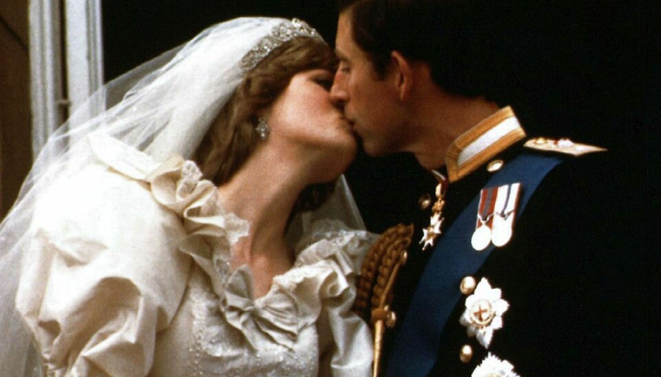 Det var den 29. juli 1981, prins Charles og Diana blev gift. Det er således et stykke 40 år gammelt kage, man kan blive den lykkelige ejer af. Foto: HO Old/Ritzau Scanpix
