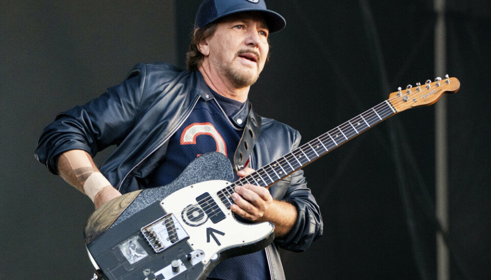 Eddie Vedder, der fylder 60 år den 23. december, ses her under en Pearl Jam-koncert i delstaten Californien bevæbnet med sin telecasterguitar.