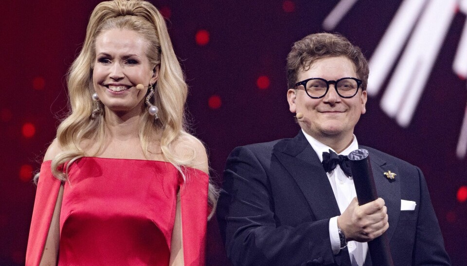 Nok er der tale om debut, når Heino Hansen skal kommentere keglebillard-eventet Skomar Champ for TV 2. Men det er ikke tv-erfaring, han mangler. Her ses han sammen med Tina Müller som DR værtsduo ved Dansk Melodi Grand Prix 2023.
